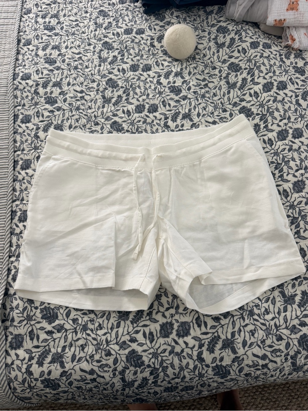 NWOT GAP Maternity White Linen Blend Shorts